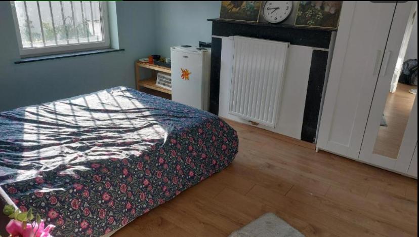 Confortable Lit Double Schaarbeek 1ere Etage Cle Normal * Brussels